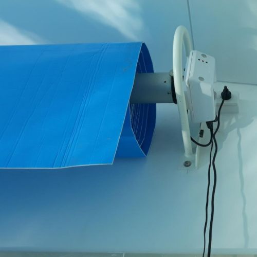 Wall mounted motorised pool cover roller with rechargeable battery