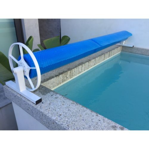 Low profile Daisy SQ pool cover roller with solar blanket attached